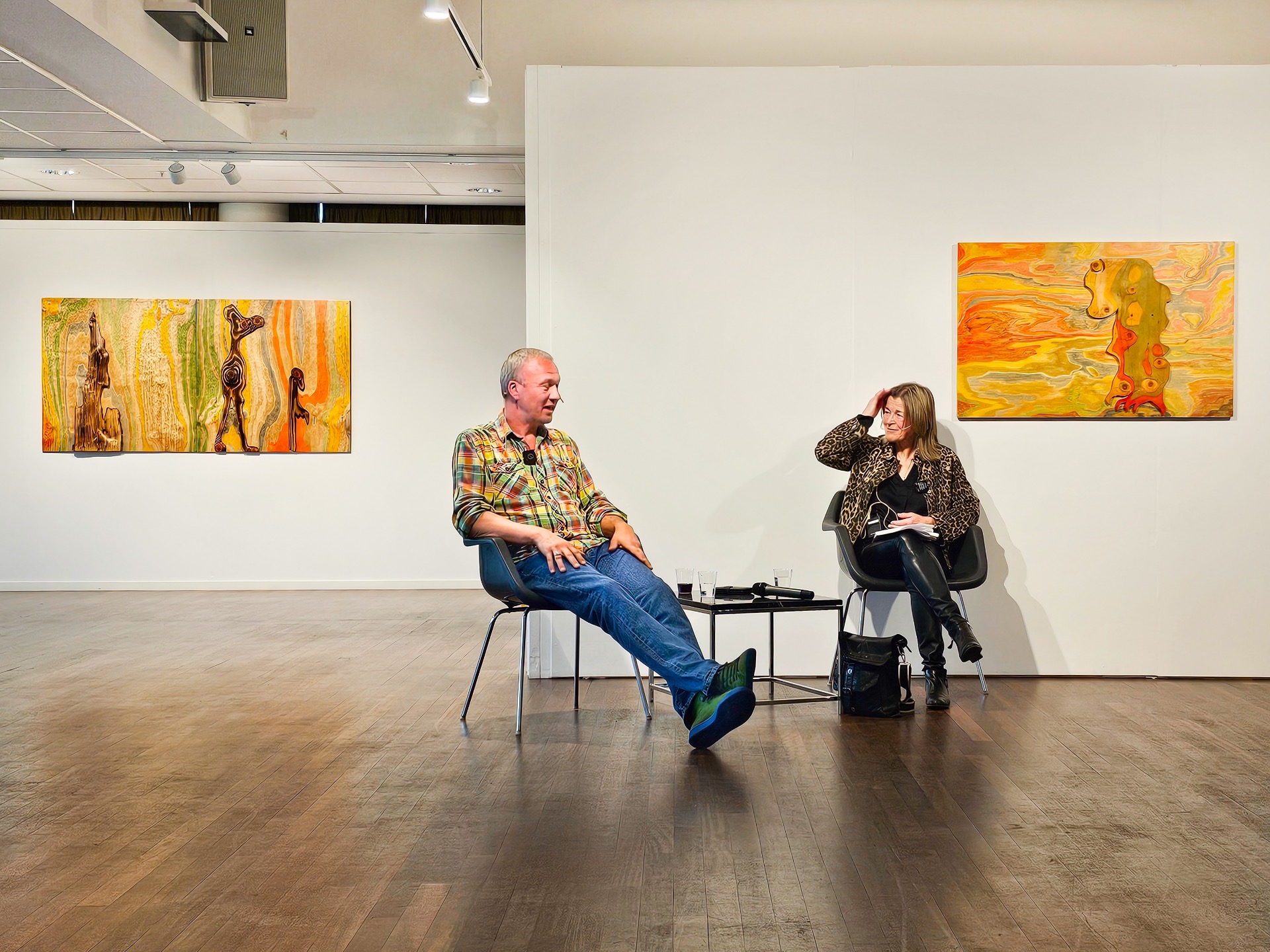 Kunstsamtale mellom Marius Wang og kunsthistoriker Hilde Mørch. Foto: Knut Werner Lindeberg Alsén 