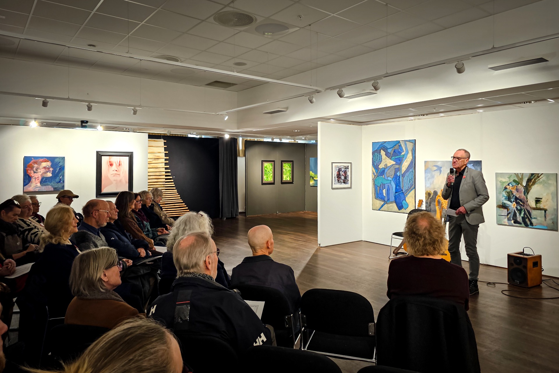 Odd Vangen, leder i Ås kulturråd og styremedlem i Norske kunstforeninger, åpnet årets utstilling. Foto: Knut Werner Lindeberg Alsén