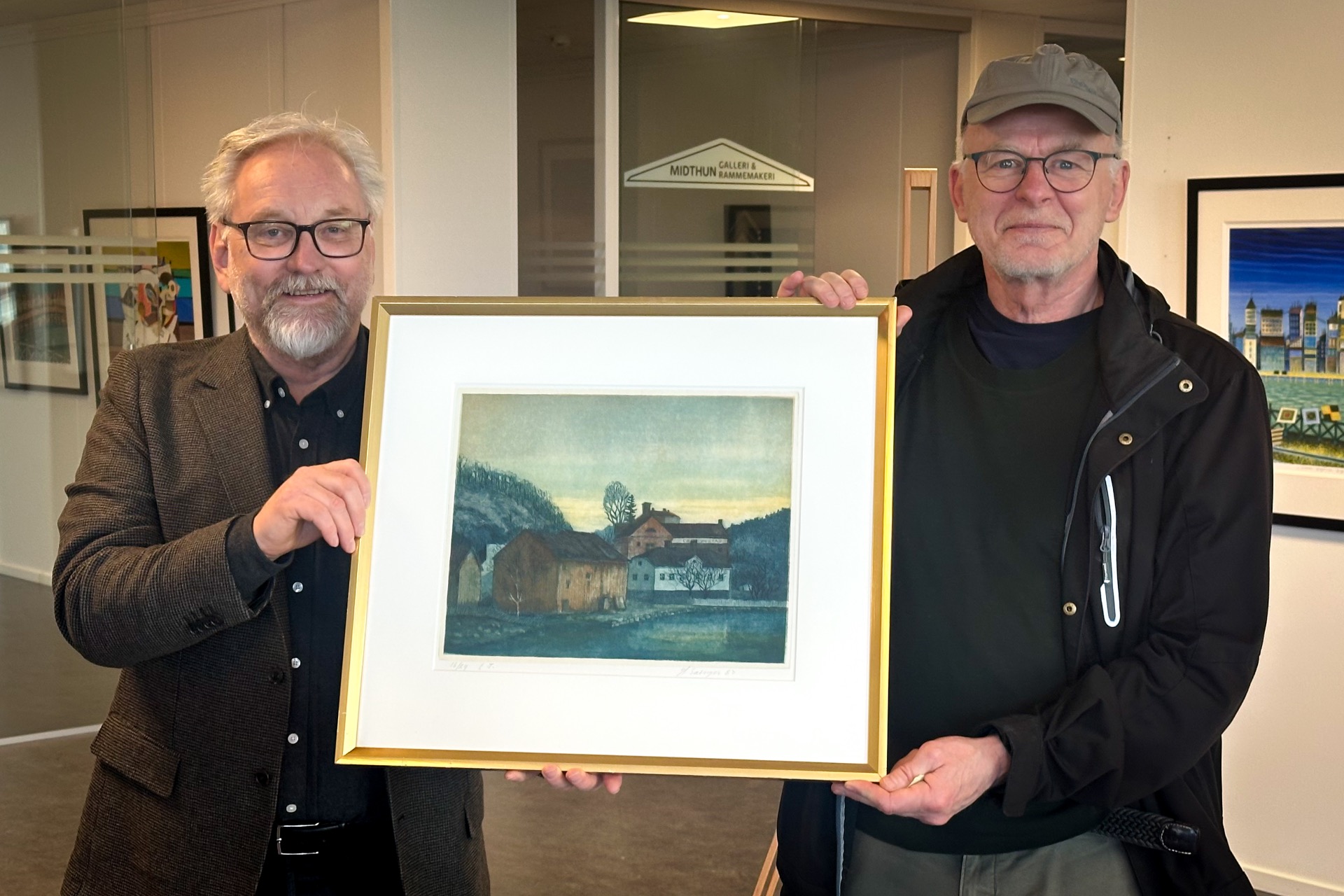 Øystein Holand (t.h) var den heldige vinner av kunstlotteriet. Leder av kunstforeningen overleverte bildet av Hans Seanger. Foto Vilma Bækkevold