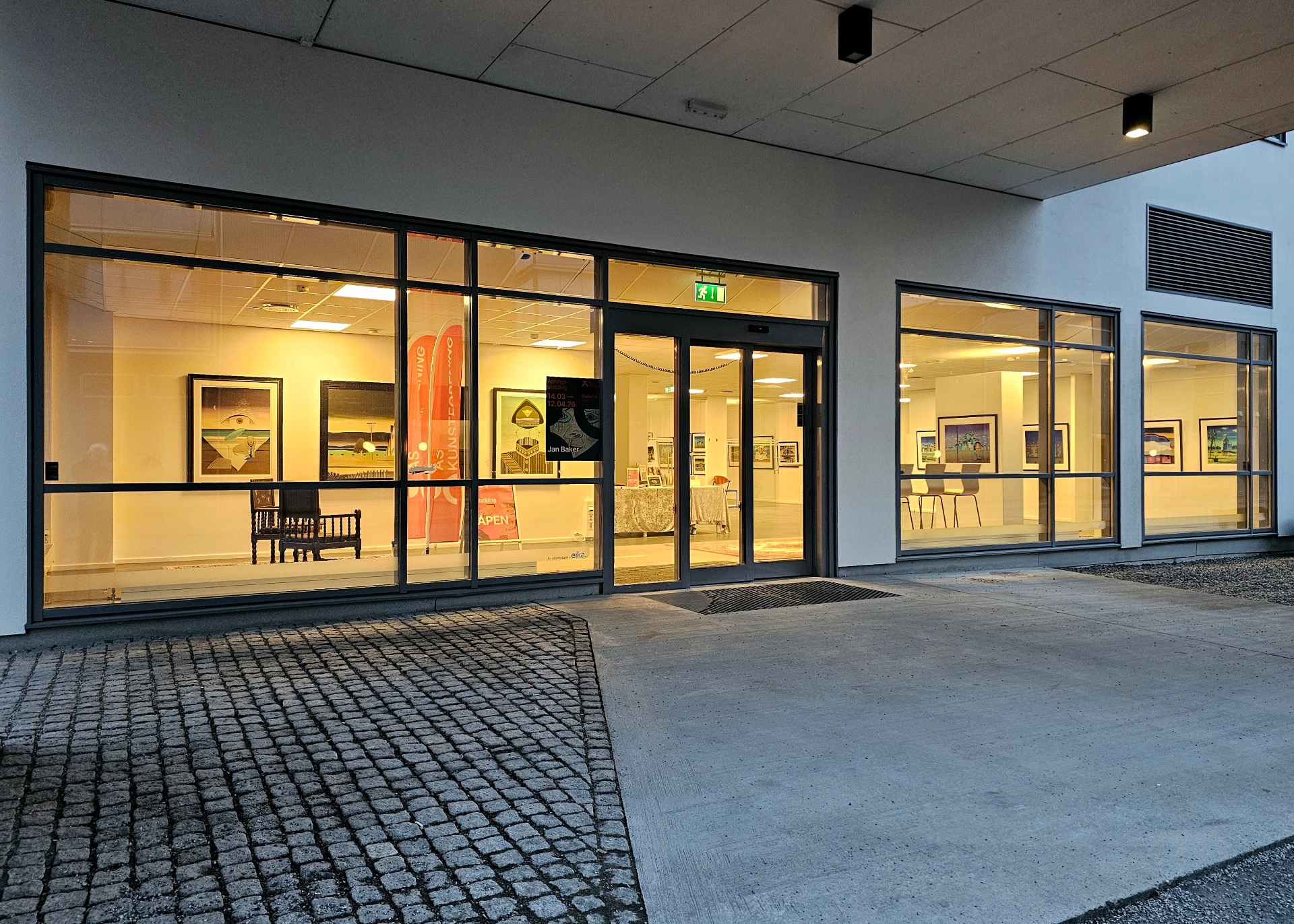 Galleri Å i Brekkeveien 7A, i Ås sentrum. Galleriet ligger like ved Ås stasjon. 