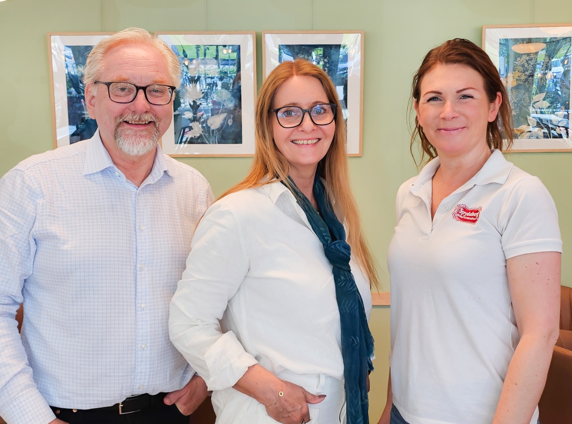Lanseringen av første utstilling i Galleri Spydeberg. Fv. Knut Werner Lindeberg Alsén, Trine Gomsrud Nyfelt og avdelingsleder Anna Lilleby. Foto: Styreleder i Ås kunstforening Knut Werner Lindeberg Alsén