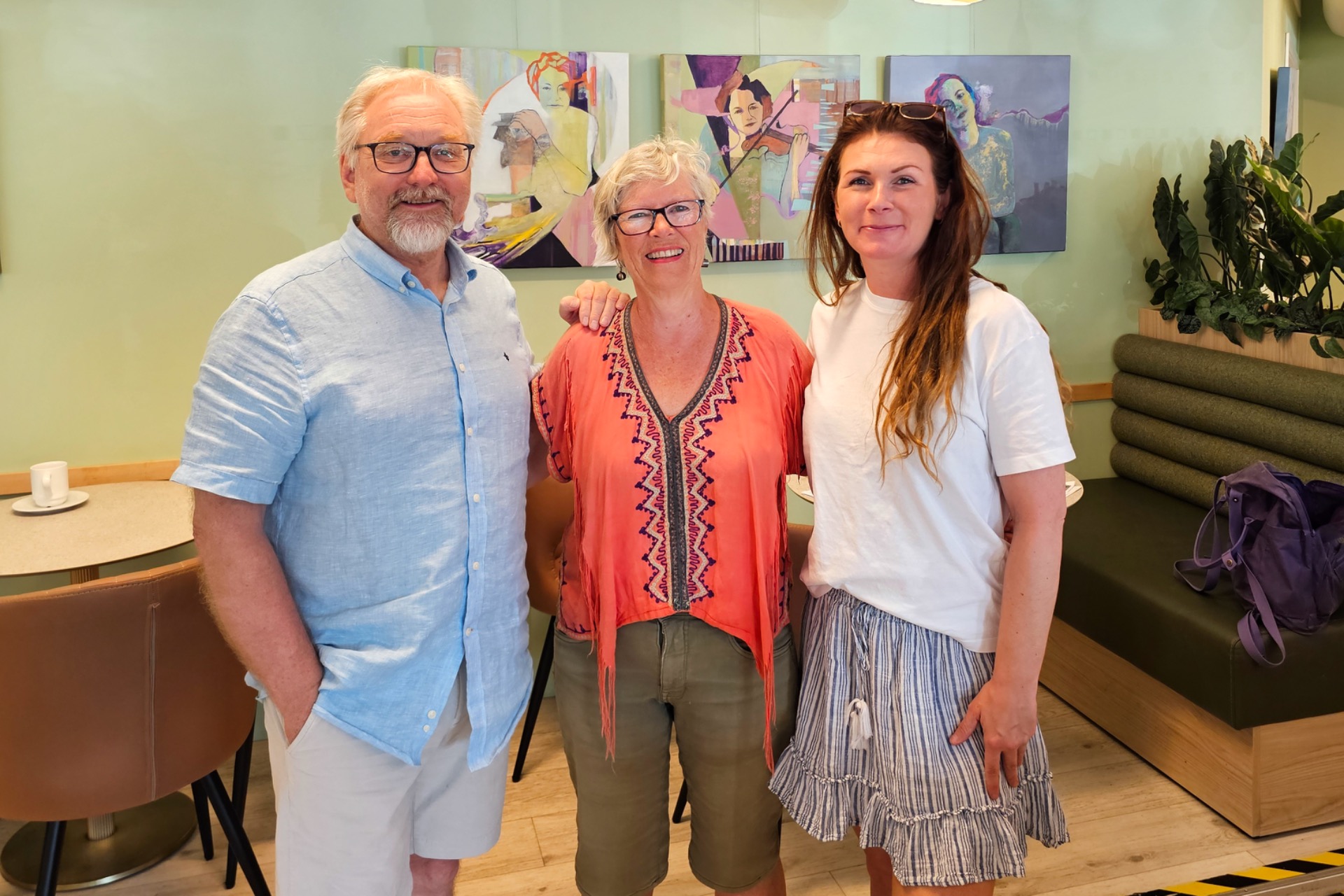 Under lanseringen av den andre utstillingen i Galleri Spydeberg. Fv: Styreleder i Ås kunstforening Knut Werner Lindeberg Alsén, Ellen Eikenes og avdelingsleder Anna Lilleby. Foto: Sverre Teigen. 