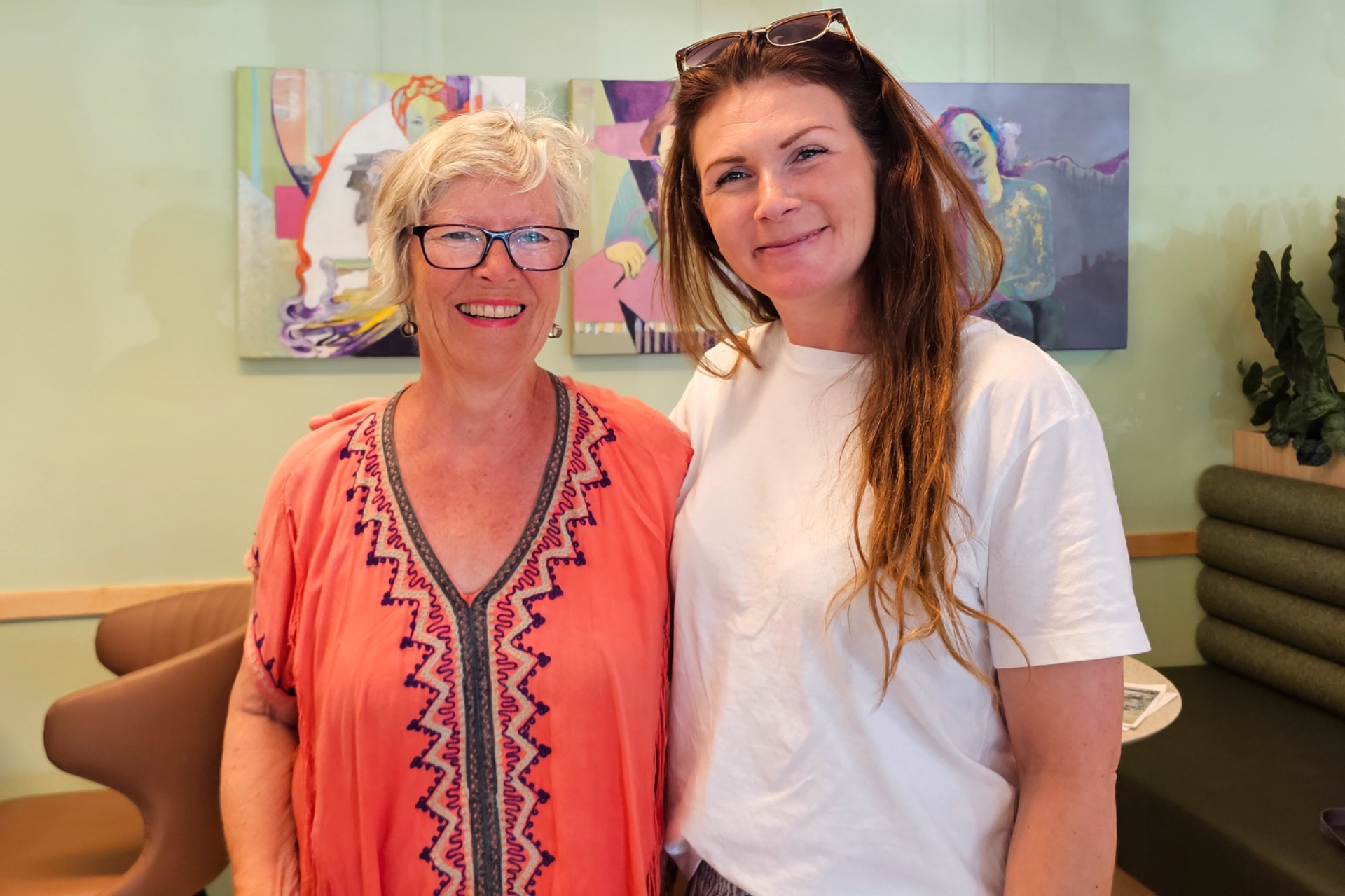 Under lanseringen av den andre utstillingen i Galleri Spydeberg: Ellen Eikenes og avdelingsleder Anna Lilleby. Foto: Knut Werner Lindeberg Alsén 